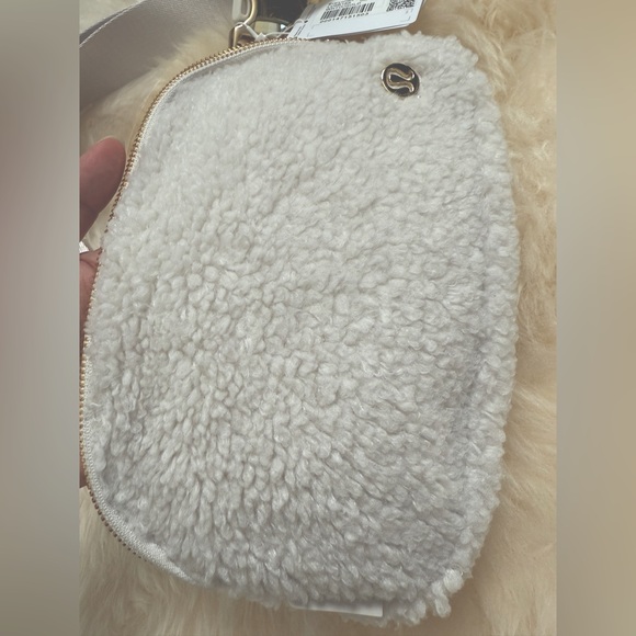 Lululemon Everywhere Belt Bag 1L *Fleece WhiteOpal/Gold - Picture 5 of 11